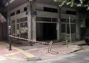 Αυτοκίνητο έσπασε την τζαμαρία και «μπούκαρε» σε κατάστημα (ΕΙΚΟΝΑ)