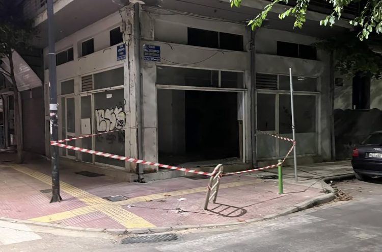 Αυτοκίνητο έσπασε την τζαμαρία και «μπούκαρε» σε κατάστημα (ΕΙΚΟΝΑ)