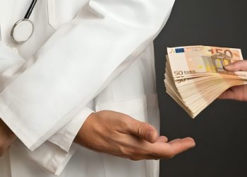 Τα είπε όλα χωρίς περιστροφές με μια ανάρτηση Λαρισαίος γιατρός νοσοκομείου της Αγγλίας για τον καρδιοχειρουργό με το φακελάκι