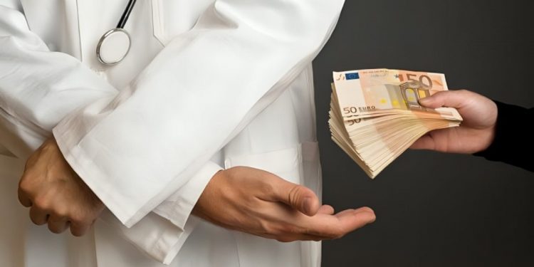 Τα είπε όλα χωρίς περιστροφές με μια ανάρτηση Λαρισαίος γιατρός νοσοκομείου της Αγγλίας για τον καρδιοχειρουργό με το φακελάκι