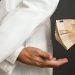 Τα είπε όλα χωρίς περιστροφές με μια ανάρτηση Λαρισαίος γιατρός νοσοκομείου της Αγγλίας για τον καρδιοχειρουργό με το φακελάκι