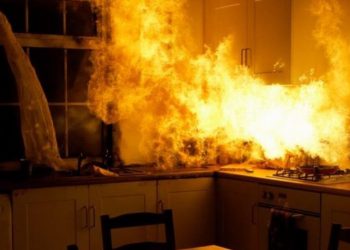 «Λαμπάδιασε» κουζίνα οικίας στον Τύρναβο – Σε συναγερμό οι πυροσβέστες