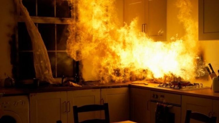 «Λαμπάδιασε» κουζίνα οικίας στον Τύρναβο – Σε συναγερμό οι πυροσβέστες