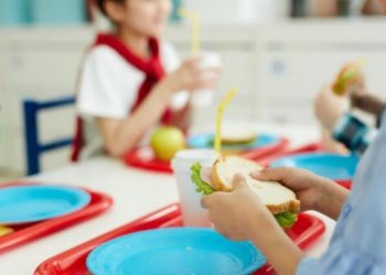 Δάσκαλοι σε Δημοτικό Σχολείο διώκονται πειθαρχικά για την ώρα διανομής σχολικών γευμάτων!