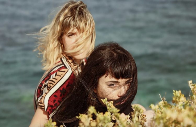 Hiraeth: Το girl band από τη Λάρισα που κάνει αίσθηση στην Αθήνα – Δυο ψυχές που κουβαλούν το δικό τους «μοναδικό δρόμο» (ΕΙΚΟΝΕΣ )