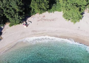 Αυτή η παραλία είναι το κρυφό στολίδι της Λάρισας – Κρυστάλλινα καταγάλανα νερά και μια γοητευτική απόδραση (BINTEO)