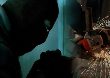 Ξήλωσαν χρηματοκιβώτιο γεμάτο χρυσαφικά από κατάστημα – Έκαψαν το αυτοκίνητο διαφυγής τους
