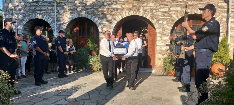 Πάνδημο το τελευταίο «αντίο» στον 44χρονο Λαρισαίο αστυνομικό, Νικόλα Σοφολόγη (ΕΙΚΟΝΕΣ)