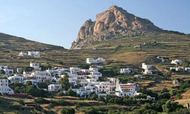 Επίσκεψη στον εντυπωσιακό Βώλακα Τήνου: Το σκηνικό γύρω από το χωριό θυμίζει σεληνιακό τοπίο