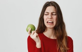 Τι συμβαίνει αν φάτε σκουληκιασμένο φρούτο – Τι πρέπει να κάνετε