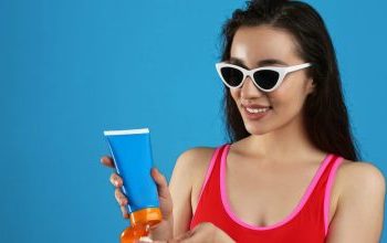 «Είμαι δερματολόγος – Το αντηλιακό σας θα πρέπει να έχει οπωσδήποτε αυτά τα δυο συστατικά»