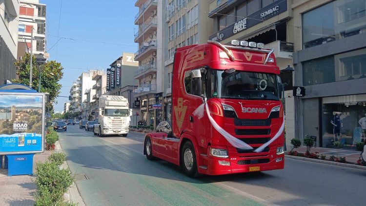 Ξεσήκωσαν τον Βόλο για να γιορτάσουν τον γάμο συναδέλφου τους – Δείτε βίντεο