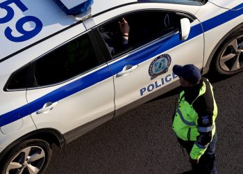 Βόλος: «Τρελή» πορεία αυτοκινήτου προκάλεσε σφοδρό τροχαίο ατύχημα – Από το σημείο περνούν δεκάδες παιδιά (ΕΙΚΟΝΕΣ)