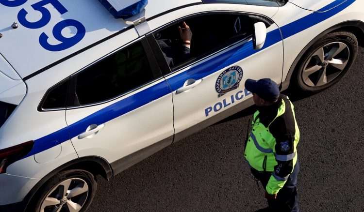 Βόλος: «Τρελή» πορεία αυτοκινήτου προκάλεσε σφοδρό τροχαίο ατύχημα – Από το σημείο περνούν δεκάδες παιδιά (ΕΙΚΟΝΕΣ)