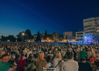«Πλημμύρισε» με κόσμο και Κρητικές μελωδίες η παραλία του Βόλου – Δείτε εικόνες