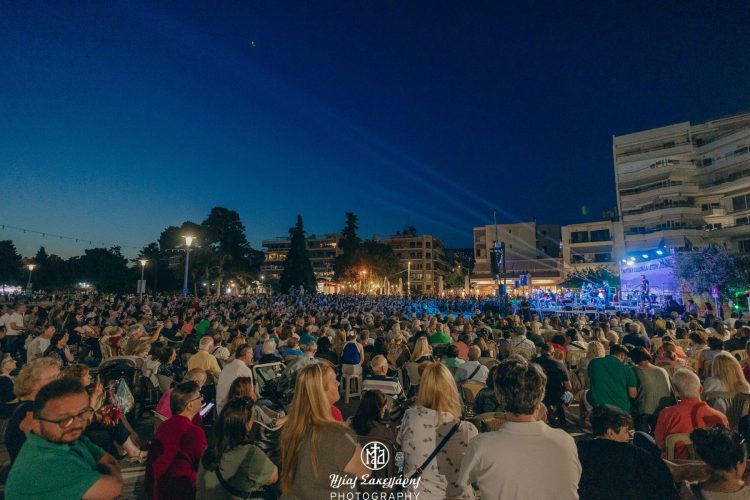 «Πλημμύρισε» με κόσμο και Κρητικές μελωδίες η παραλία του Βόλου – Δείτε εικόνες
