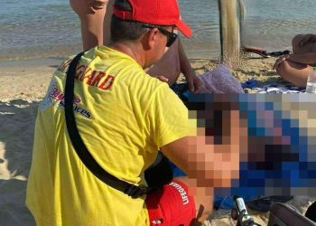 Κατέρρευσε έγκυος τουρίστρια στις Κουκουναριές – Σωτήρια επέμβαση των ναυαγοσωστών