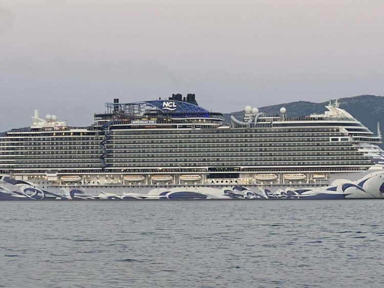 «Έδεσε» στο λιμάνι του Βόλου το εντυπωσιακό «NORWEGIAN VIVA» με πάνω από 3.500 επιβάτες (ΕΙΚΟΝΕΣ)