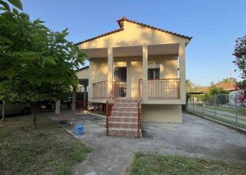 Πωλείται μονοκατοικία σε οικόπεδο 800 τμ στα Νέα Μεσάγγαλα Λάρισας 400μ. από τη θάλασσα