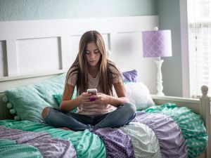 Είμαι έφηβη, και να τι εύχομαι να ήξεραν οι γονείς για τη σχέση των εφήβων με τα κινητά