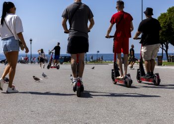 Πολυμήχανος Βολιώτης έκανε «πατέντα» με σωλήνες για να μεταφέρει ηλεκτρικά πατίνια!