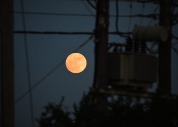 «Φεγγάρι της Φράουλας»: Εντυπωσιακές φωτογραφίες από την πρώτη πανσέληνο του Ιουνίου