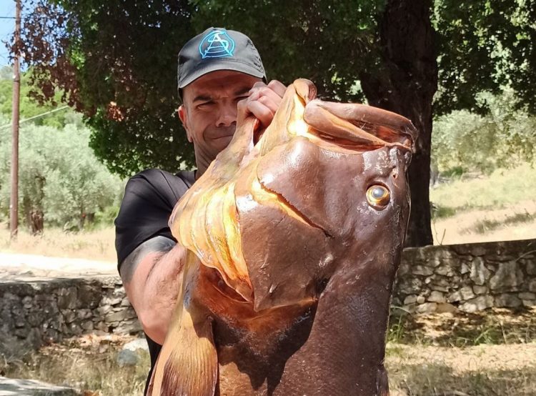 Βολιώτης έκανε τη μεγαλύτερη ψαριά της χρονιάς – Έβγαλε ροφό δεκάδων κιλών (ΕΙΚΟΝΑ)