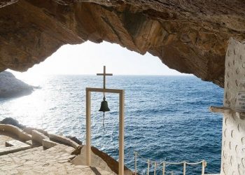 Σύρος: Ο Άγιος Στέφανος, το ξωκλησι μέσα στα βράχια, με την καλύτερα θεά στο Αιγαίο