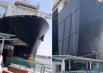 Πλοίο – γίγας «καβάλησε» προβλήτα στη Διώρυγα του Σουέζ: Το βίντεο – ντοκουμέντο από την πρόσκρουση