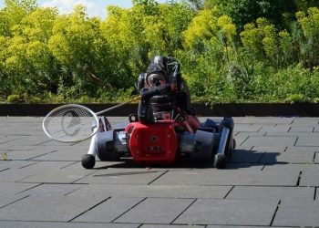 «Συμπεριφέρεται σαν άνθρωπος»: Tετράποδο ρομπότ έμαθε να παίζει μπάντμιντον με ανθρώπους