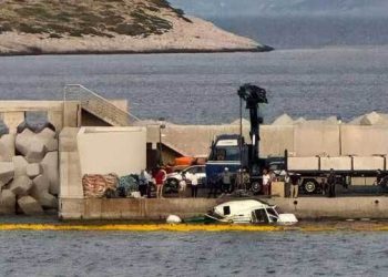 Συνελήφθη ο κυβερνήτης του ελικοπτέρου που έπεσε στη Βουλιαγμένη, έρευνα για τα αίτια – Έγκυος η μία από τις γυναίκες που σώθηκε από τη θάλασσα