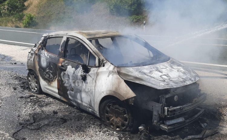 Κινητοποίηση της Πυροσβεστικής Καλαμπάκας για φωτιά σε αυτοκίνητο κοντά στην Μ. Κερασιά (ΕΙΚΟΝΕΣ)
