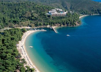 Τάκης Δερβένης: Ο άνθρωπος που “ξαναγέννησε” τη Σκιάθο – Η ιστορία του οραματιστή που έκανε τον άγνωστο παράδεισο κοσμοπολίτικο προορισμό