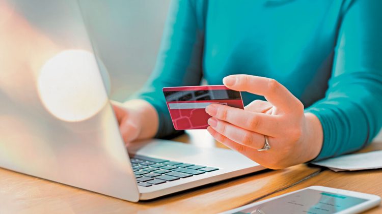Απίστευτη απάτη στον Βόλο: Αγόρασε πουκάμισο, της ήρθαν σαγιονάρες