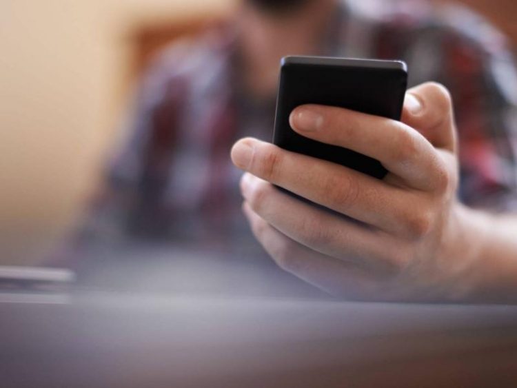 Απίστευτη απάτη: Έπεισαν θύμα να αγοράσει προπληρωμένες κάρτες αξίας 1.500 ευρώ