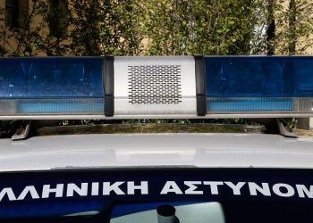 Έπιασε φωτιά το αυτοκίνητο του και το έριξε σε χαντάκι για να τη σβήσει (EIKONA)