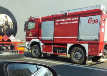 Δείτε βίντεο και φωτογραφίες: Στις φλόγες αυτοκίνητο στη Λάρισα – Επενέβη η Πυροσβεστική