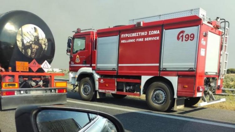 Δείτε βίντεο και φωτογραφίες: Στις φλόγες αυτοκίνητο στη Λάρισα – Επενέβη η Πυροσβεστική