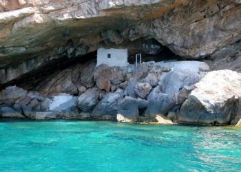 Άγιος Στέφανος Σύρου: Ένα εκκλησάκι κρυμμένο σε μία απόμερη σπηλιά του Γαλησσά