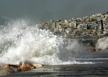 Καιρός: Στη δίνη των ισχυρών ανέμων η χώρα – «Κόκκινος» συναγερμός για 12 περιοχές