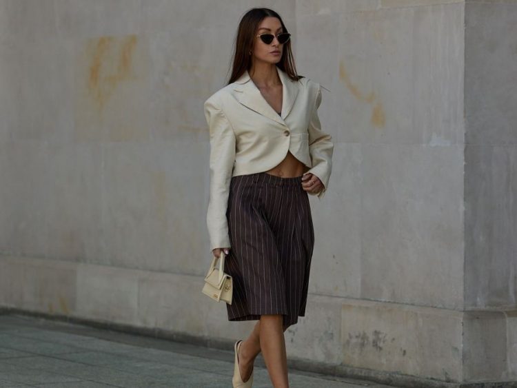 Τρεις εύκολοι τρόποι για να κάνεις styling τη βερμούδα με κομμάτια που έχεις ήδη στην ντουλάπα σου