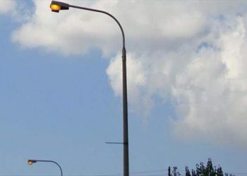 Απίθανο περιστατικό – Νερό… ανάβλυζε από κολόνα φωτισμού! (ΕΙΚΟΝΕΣ – ΒΙΝΤΕΟ)