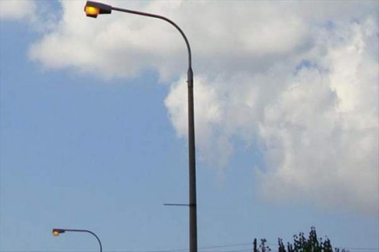 Απίθανο περιστατικό – Νερό… ανάβλυζε από κολόνα φωτισμού! (ΕΙΚΟΝΕΣ – ΒΙΝΤΕΟ)