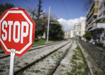 ΟΣΕ: Απόλυση φύλακα ισόπεδης διάβασης που “πήρε άδεια από την σημαία”