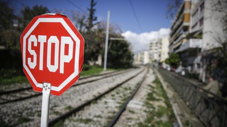 ΟΣΕ: Απόλυση φύλακα ισόπεδης διάβασης που “πήρε άδεια από την σημαία”