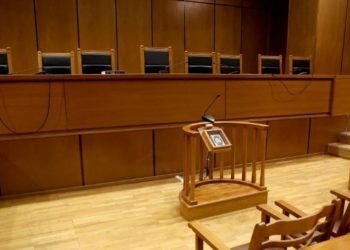 Στο σκαμνί 58χρονος για επίθεση με μαχαίρι στη σύζυγό του μπροστά στα μάτια της ανήλικης κόρης τους