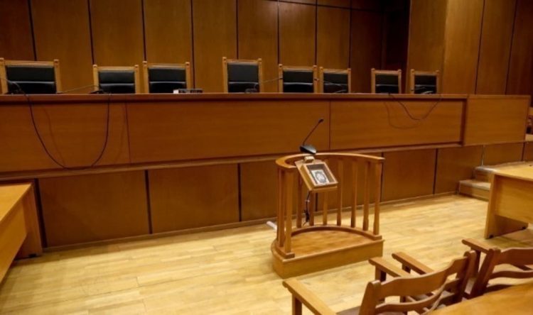 Στο σκαμνί 58χρονος για επίθεση με μαχαίρι στη σύζυγό του μπροστά στα μάτια της ανήλικης κόρης τους