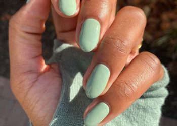 Ξέχνα το μαύρο! Αυτές οι 5 αποχρώσεις manicure θα τονίσουν ακόμα περισσότερο το μαύρισμά σου
