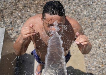 Να γιατί το κρύο ντους όταν έχει καύσωνα είναι απίστευτα επικίνδυνο – Οι ειδικοί προειδοποιούν