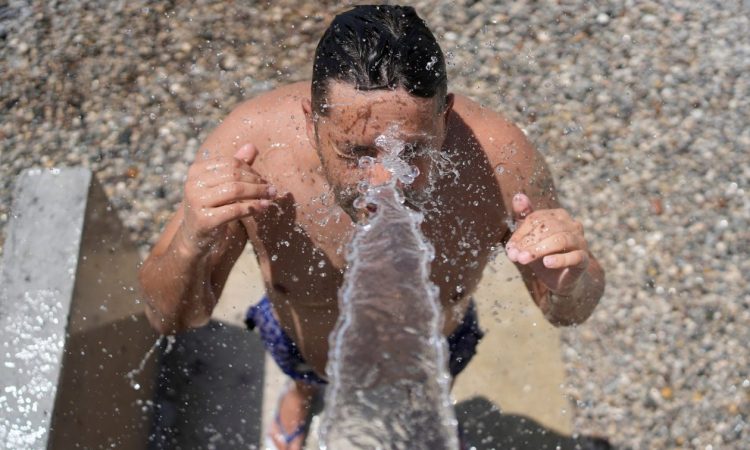 Να γιατί το κρύο ντους όταν έχει καύσωνα είναι απίστευτα επικίνδυνο – Οι ειδικοί προειδοποιούν